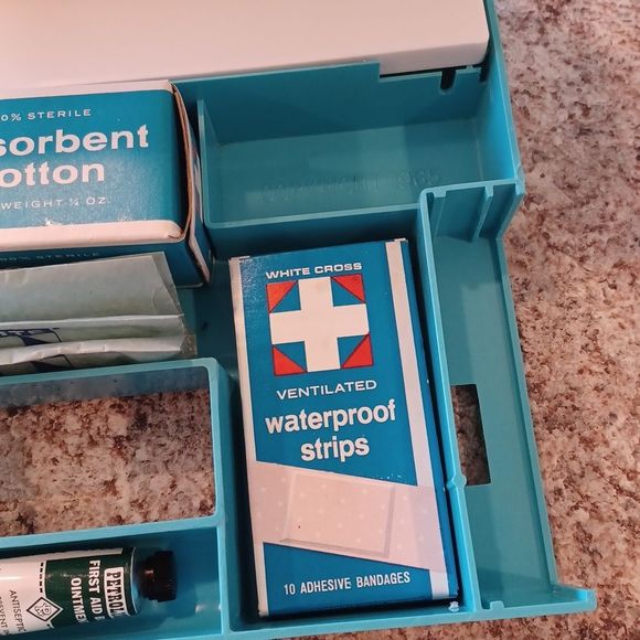 Vintage White Cross Emergency First Aid Kit~ Copyright 1965 - Picture 4 of 16